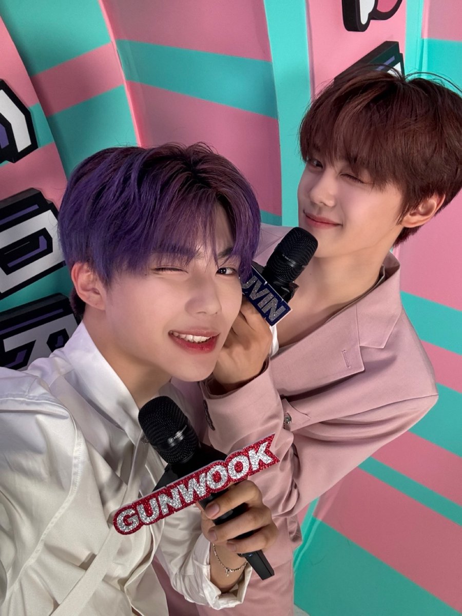 ZB1_official's tweet image. _💌

오랜만에 음악 중심에 다녀왔어요 요즘처럼 바쁘고 쉽지 않은 나날에 가까이에서 제로즈들한테 예쁨 받으니까 너무 행복하고 힘이 났어요 곧 또다시 좋은 모습으로 찾아뵐게요 사랑해요 💙💜

#PARKGUNWOOK #박건욱
#ZEROBASEONE #ZB1 #제로베이스원