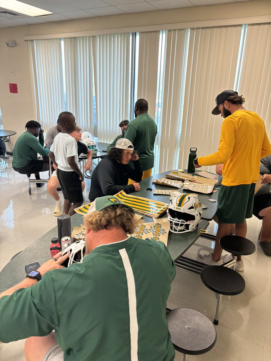 LecantoF's tweet image. Dad’s and decals 🏈
Today we are reminded to be thankful for the short period of time we are able to spend together and the memories that will last forever. #family #oneunit #compete #panthersfootball