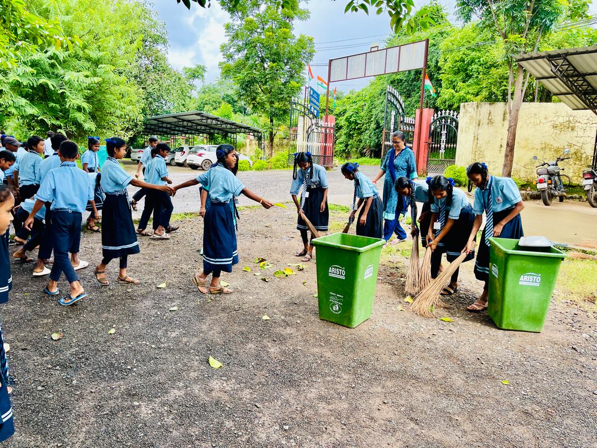 Schools across @DNH proudly celebrated the #HarGharTiranga campaign with cleanliness drive, drawing competition &amp; Tiranga Pledge.Our student &amp;teachers showcased their patriotism &amp; commitment to a cleaner,united India.🇮🇳 <a href="/EduMinOfIndia/">Ministry of Education</a> <a href="/CollectorDnh/">Collector DNH</a> <a href="/DP_DNH/">District Panchayat D&NH</a> <a href="/DocArunt/">Dr. Arun T. IAS</a> <a href="/Jatin_bti/">Jatin Goyal</a>