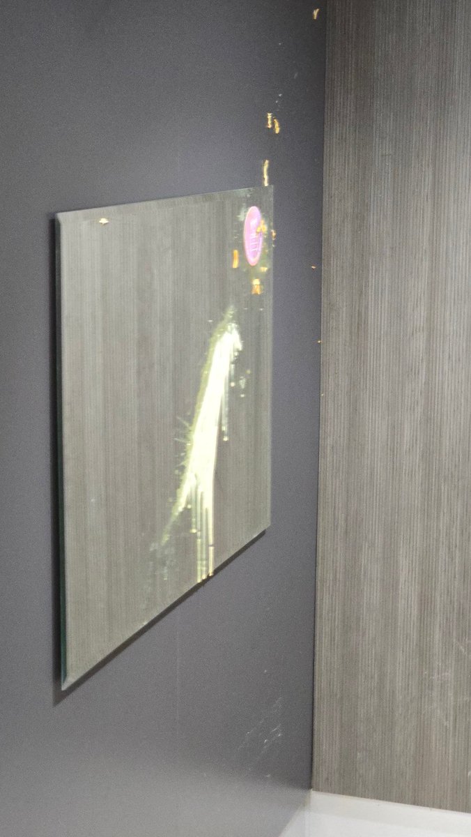 Nu kas darās prātā šiem indivīdiem? Alfas māmiņu istabā, atver aizkarus, bet tur "jauniešu izklaižu" rezultāti.