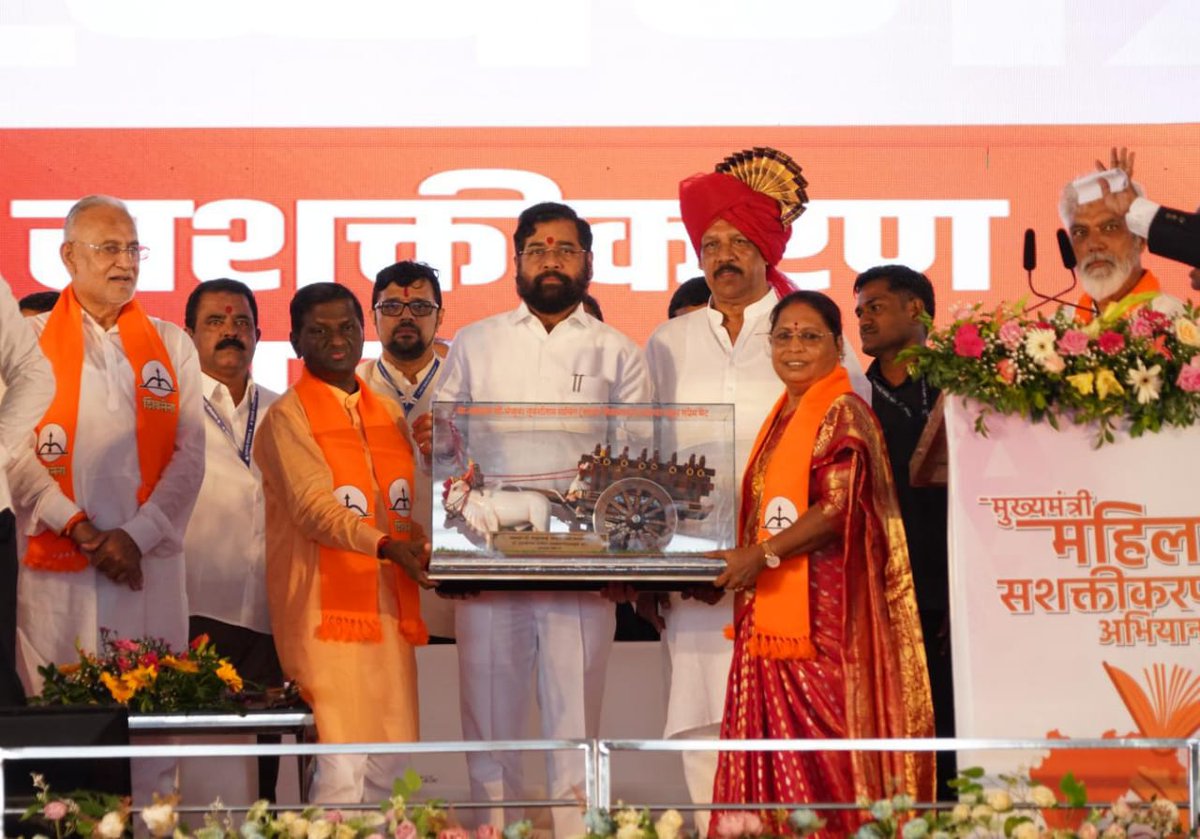 DISTRICT INFORMATION OFFICE, DHULE (@infodhule) on Twitter photo या मेळाव्यास व्यासपीठावर आदिवासी विकास मंत्री <a href="/DrVijayKGavit/">Dr. Vijaykumar Gavit</a> , सार्वजनिक बांधकाम मंत्री <a href="/dadajibhuse/">Dadaji Bhuse</a> जिल्हा परिषद अध्यक्षा धरती देवरे, आ. किशोर दराडे, आमश्या पाडवी, <a href="/JaykumarRawal/">Jaykumar Rawal</a> ,<a href="/ManjulaTGavit/">Manjula Tulshiram Gavit</a> , जिल्हाधिकारी जितेंद्र पापळकर उपस्थित होते. <a href="/MahaDGIPR/">MAHARASHTRA DGIPR</a> <a href="/CMOMaharashtra/">CMO Maharashtra</a> या मेळाव्यास व्यासपीठावर आदिवासी विकास मंत्री <a href="/DrVijayKGavit/">Dr. Vijaykumar Gavit</a> , सार्वजनिक बांधकाम मंत्री <a href="/dadajibhuse/">Dadaji Bhuse</a> जिल्हा परिषद अध्यक्षा धरती देवरे, आ. किशोर दराडे, आमश्या पाडवी, <a href="/JaykumarRawal/">Jaykumar Rawal</a> ,<a href="/ManjulaTGavit/">Manjula Tulshiram Gavit</a> , जिल्हाधिकारी जितेंद्र पापळकर उपस्थित होते. <a href="/MahaDGIPR/">MAHARASHTRA DGIPR</a> <a href="/CMOMaharashtra/">CMO Maharashtra</a>