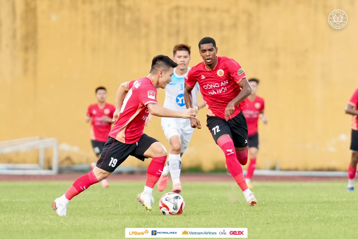 cahnfc's tweet photo. Chạy đà cho mùa giải mới với Thép Xanh Nam Định FC dưới thời tiết 38 độ trên sân Hàng Đẫy 📷📷📷
#CAHNFC #Petrolimex #VietnamAirlines #FPTPlay #LPBank #Geleximco #Vleague1 https://t.co/UL5XKwlJkR