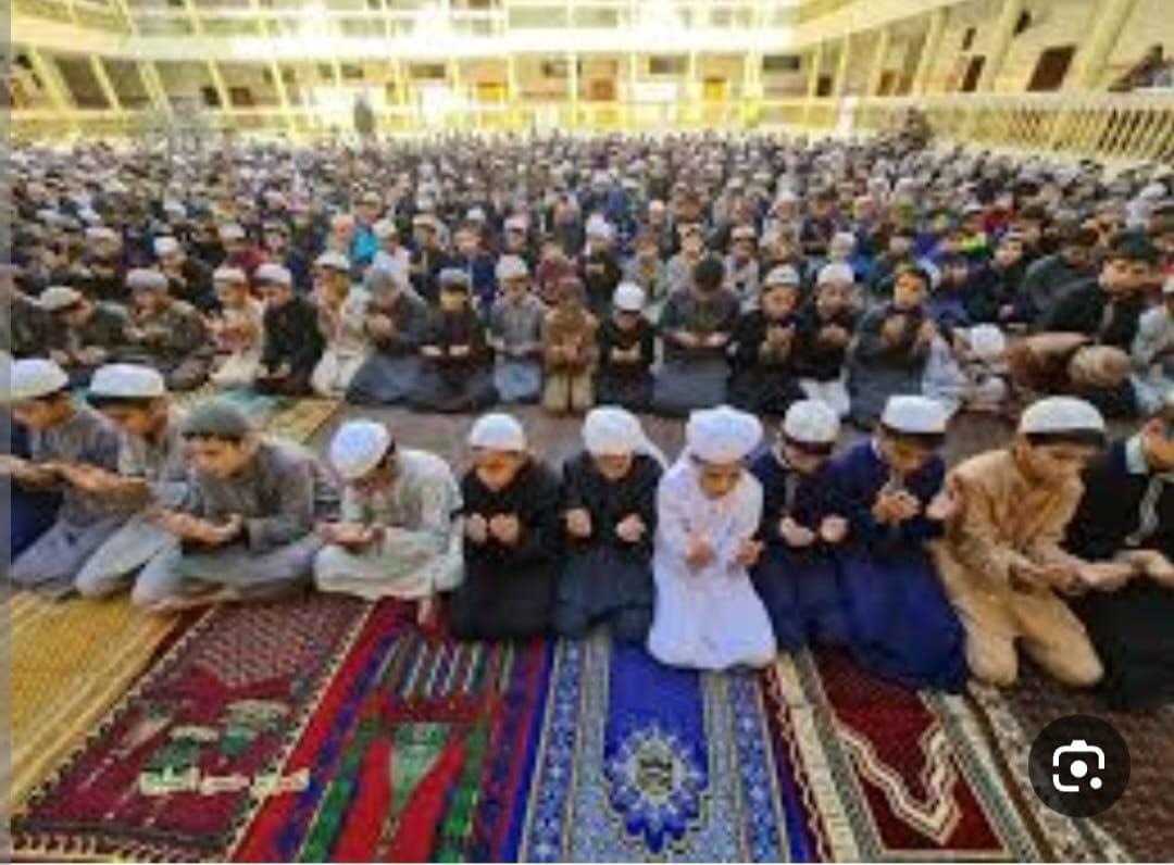 Dr_EyadQun's tweet photo. كانت  مدرسة التابعين قبل الأحداث مركزا لتعليم أبناء غزة القرآن. واليوم قصفتها عصابات الصهاينة المجرمين والنازحون فيها يصلون الفجر فخضبت دماؤهم المصاحف.
#مذبحة_الفجر 
#مجزرة_الفجر 
#مجزرة_مدرسة_التابعين https://t.co/rPdx6BeCyO