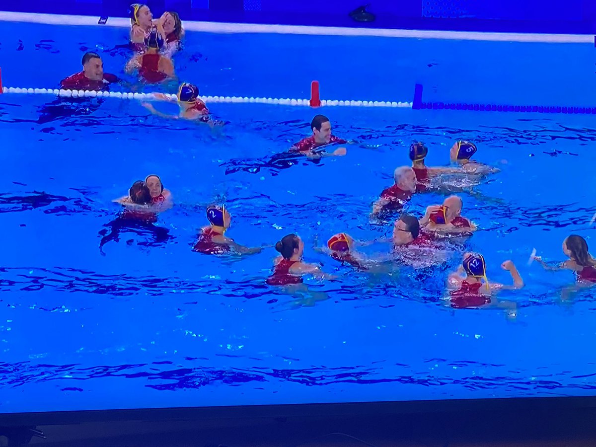 OR OLÍMPIC PEL WATERPOLO FEMENÍ ESTATAL!
El 100% de l'equip mèdic de la selecció és manresa: Albert Estiarte, Griselda Sirvent, Òscar Muncunill, Núria Falla i Marc Estiarte.
El 1er seleccionador estatal  va ser el manresà Gaspar Ventura.
#targetataronja