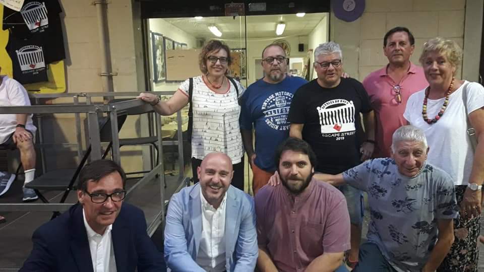 eudosioPSC's tweet photo. Hoy, en Plaça Sant Jaume, acompañando a mi #PresidentGeneralitat, @salvadorilla @socialistes_cat al #President realmente de tots, persona honesta y trabajadora.
Lo conocí en la #FestaMajordeSants2019
El encarna el concepto #barriabarri #anemperfeina https://t.co/LijaIvbl2i