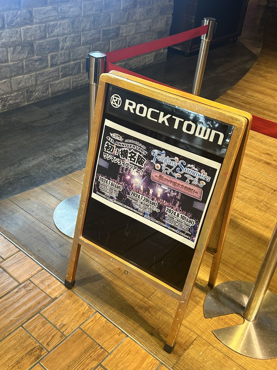 Sayo_Camp's tweet photo. 因みにライブはすごく良かった！！✨
聞きたかった歌が色々聞けました(⁎˃ᴗ˂⁎)♡⤴︎⤴︎

ライブハウスでのライブって初めてだったけど、割と後ろの方だったのにそれでもめっちゃ近かった！🥹💕(ちなみに後ろの方になったのは電車乗り間違えたりしてギリギリに着いたからです🤣ww)

今日まで箱推しだったけど、たぼやんが推しになりそう…生のたぼやん可愛かった…(*´д`*)💕

実写のうちわやキーホルダーを買う勇気はなくてw、イラストのグッズ買いましたw

お客さんは女性ばかりなのかなと思ってたけど男性も多くて小さい子連れてる家族さんも居てビックリした！！😳幅が広い！！