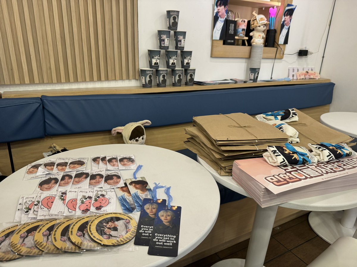 minhyunsbride's tweet photo. it’s always worth it to travel miles to celebrate my fave’s special days with these peeps! 

thank you my @hwangdo_ph girlies and everyone who supported the event!  

also, welcome home hwangdonyang!! (ty @project1526)

#HAPPY_MINHYUN_DAY #HMHBookClub #HWANGMINHYUN #황민현 https://t.co/R7h70Fv2y4