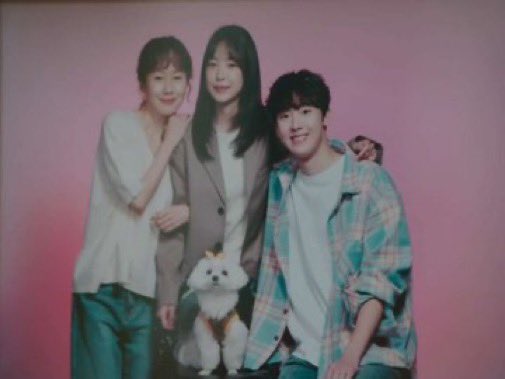 In Crazy Love it was a family picture without their mom and now without their dad.😅

#가족X멜로_윤산하_Ep1 
#가족X멜로 #윤산하 #YOONSANHA #RomanceintheHouseEp1 #RomanceintheHouse #SonNaeun #KimJiSoo

     Crazy Love                 Family x Melo