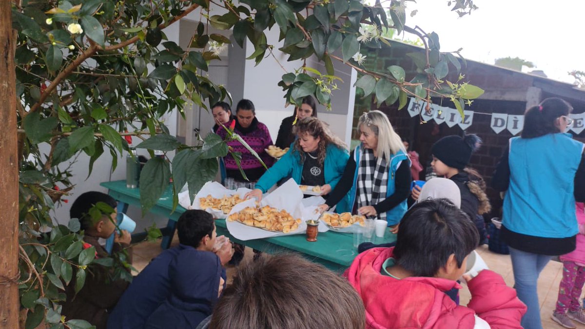 ADOMIS_Misiones's tweet photo. En la tarde de éste viernes 9/8, en el merendero Nº 3 del B° Bellavista de Pto. Esperanza, alrededor de  60 niños fueron agasajados por los jóvenes docentes de ADoMis Solidaria de esta localidad. En el marco del mes de la niñez, con chocolatada, facturas, juegos y diversión. https://t.co/O59xGUr84B