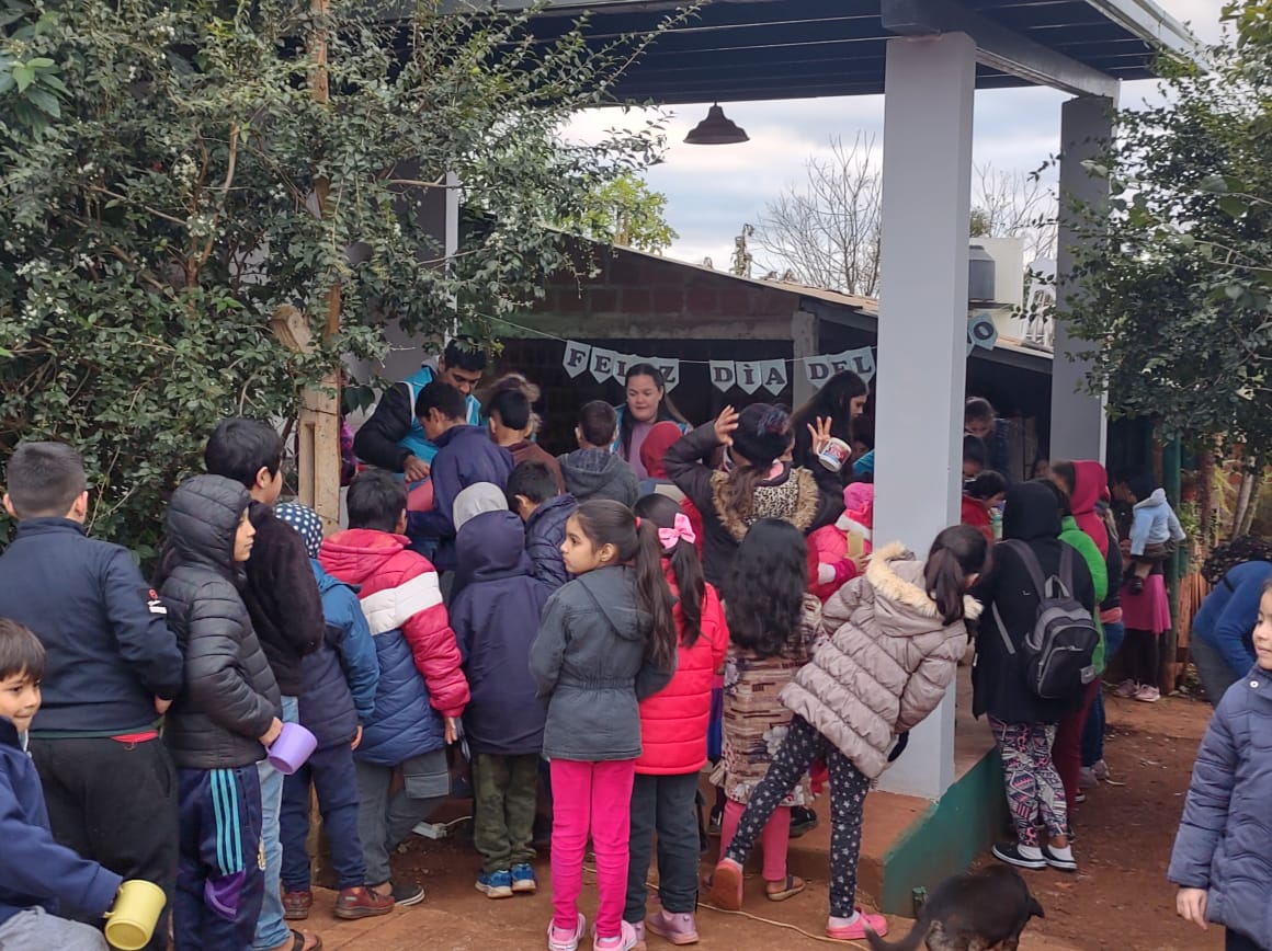 En la tarde de éste viernes 9/8, en el merendero Nº 3 del B° Bellavista de Pto. Esperanza, alrededor de  60 niños fueron agasajados por los jóvenes docentes de ADoMis Solidaria de esta localidad. En el marco del mes de la niñez, con chocolatada, facturas, juegos y diversión.