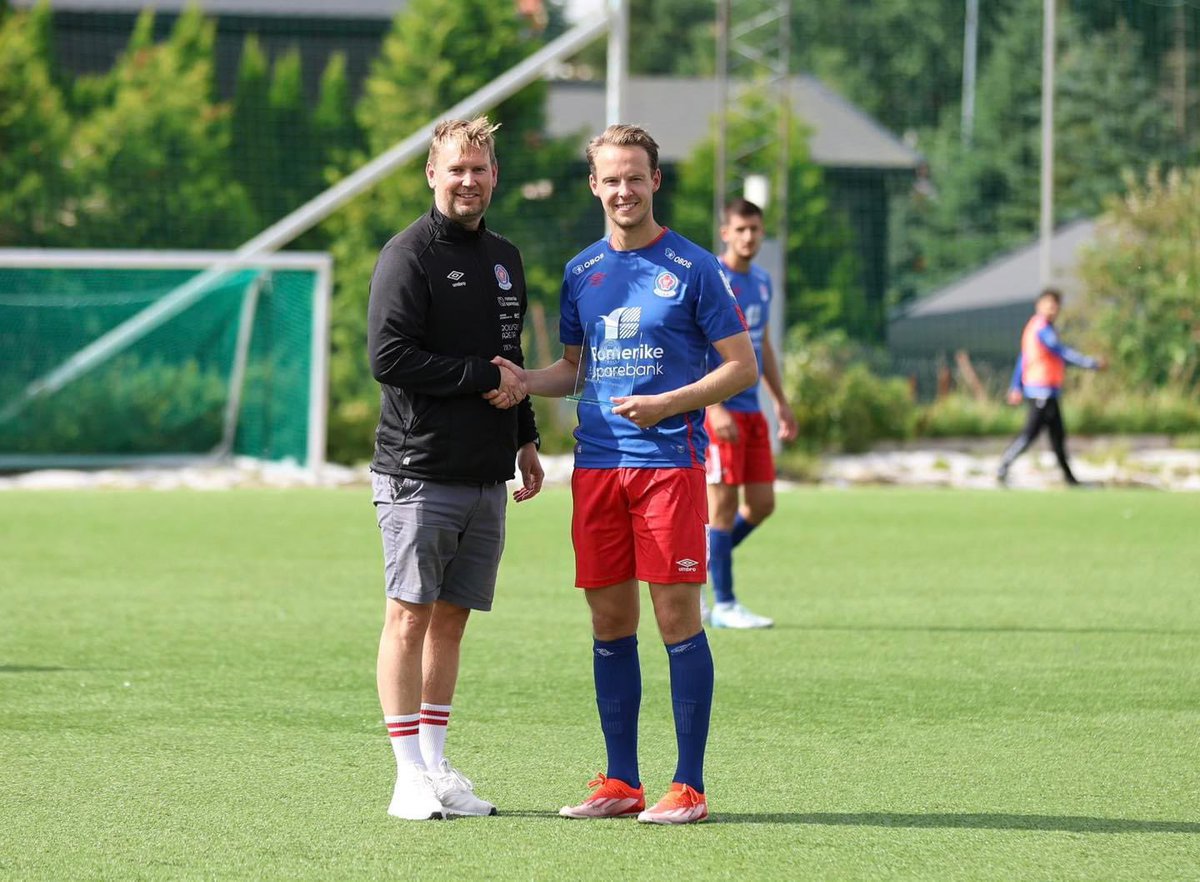 LorenskogAlag's tweet photo. Vi gratulerer også @FarstadErlend med 100 offisielle seriekamper for den blå familien! 

Mange gode minner, og flere skal det bli💙❤️ https://t.co/wy18ByJIRE