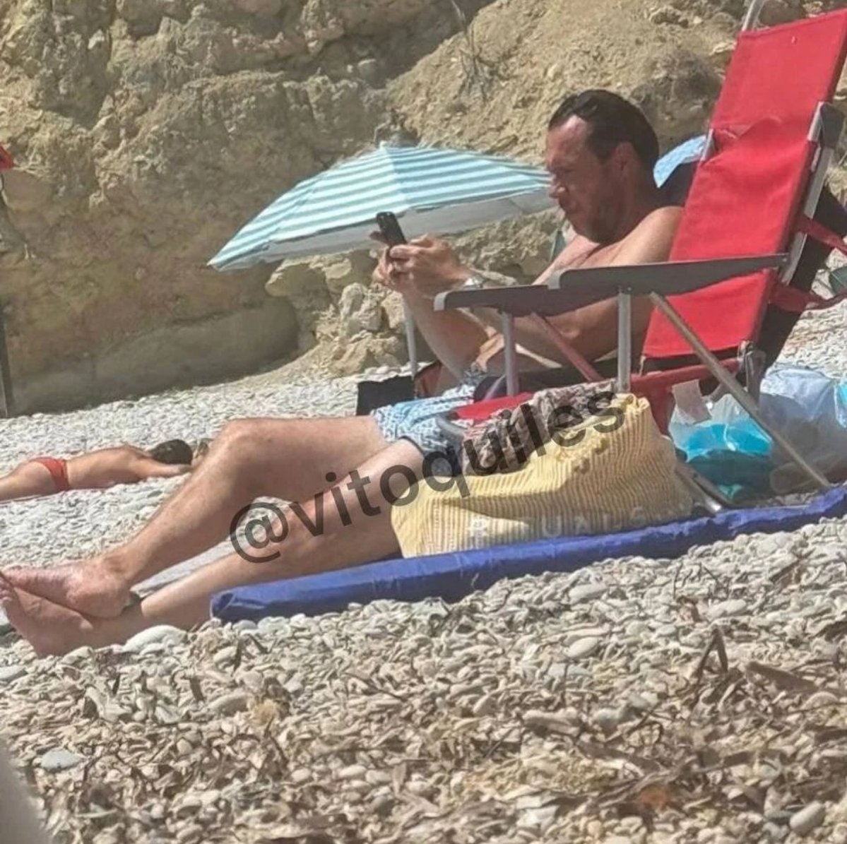 Maguila tomando el sol y bloqueandonos a tossssss🤣🤣🤣🤣🤣