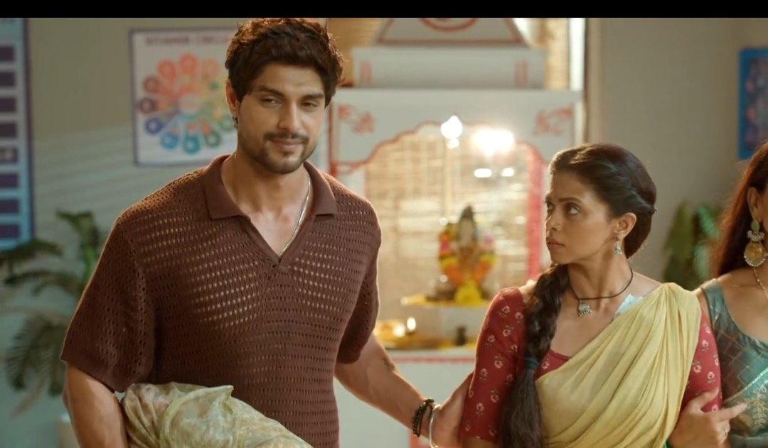 gagori_uin's tweet photo. #MaatiSeBandhiDor #AnkitGupta #RutujaBagwe Today's Episode is family filler which is not bad but there is nothing interesting either..New Writers need to understand that noone is interested in these silly games where Rana-Jaya as couple will do their PDA in front of all & Vaiju will bless them with a happy smile🙄.Its high time focus shifts fully on #VaiRa love story😌.

Only positive that I saw in today's epi is the way Rana has gone soft on Vaiju 🤌.Here r few pointers below that I liked in otherwise avg epi :

1) Rana telling Vaiju that now she is his responsibility & almost having a slip of tongue as he ended up saying "I cannot leave u " & then quickly correcting it to "We cannot leave u alone" after realising Jaya too is present there is almost a giveaway that his heart is slowly growing protective towards Vaiju as a husband😅.Also loved how in the end Ranvijay snatched that potli from her hand & grabbed her hand to take her with him which even surprised Vaiju as it almost looked like he is showing his authority on her as a husband😍.Though Jaya too grabbed Vaiju's other arm but the camera purposely focussed on just #VaiRa with Shivji idol in between both to indicate how God is writing their story now & Jaya might slowly go out of the frame just like today🤪😂.

2)Loved the way Vasundhara & family gave a warm welcome to Vaiju so that she dont feel like a guest or servant in that house anymore.Vasu truely accepted Vaiju like her daughter & now Vaiju has grown more close to her heart after she saved Rana's life.Even Vasu's husband today looked very happy with Vaiju & others like Ragini & Kaka were already fond of her..So except Kaki & Jaikant ,rest r in awee of Vaiju which in future can make Jaya insecure & jealous..At least I hope so🤞.

3) I dint enjoy the Olympic theme party & those games much though it again displayed Vaiju's talent of how she can make any house party colorful & interesting within minutes.Reason why I dint enjoy it much is bec it was more focussed on Rana-Jaya enjoying these games as a couple but me being a #VaiRa fan hv no interest in Jaya winning games & cuddling with Rana in ever 2 seconds while Vaiju looking at them with a forced smile on her face😆.But in the end when Vasu & Ragini were praising Vaiju's efforts,I could see Rana giving a proud smile on his face just like a husband feels when his wife is being praised by his mother & sister which made the entire scene worth it😅😍.There was a time when Rana always gave those disgusting & angry looks whenever his family praised Vaiju bec he always feared that his family might grow attached to her but today same Rana felt happy that his family is actually becoming so fond of Vaiju🥹.Also he looked at Vaiju & really felt happy seeing her smiling & enjoying with his family as if her happiness now matters to him a lot🥺🤌.So what started as a boring family game,end looked nice to me😃.

4)Now that Jaya told Vaiju about Ranvijay's job offer in his Sugar factory,I liked how Vaiju dint take it for granted & asked Ranvijay to take her proper interview before giving her this job so that it dont look a favour to anyone👏.Ranvijay again looked impressed with Vaiju's self respect here & gave her the time on Monday for her interview which means #VaiRa office track too starts from Monday🥳.I liked how Rana warmly asked Vaiju to come inside when she knocked at the door of his room to talk about her job interview unlike a month back when he had warned her never to enter his room.These r small changes in their equation but a positive one😃.

5)I liked how Rana decides to join the family for the shopping mall trip but only after Vaiju teases him by calling him the villain for always spoiling plans🤪😅.Though Jaya made it look like Rana agreed for her sake but he actually agreed only after Jaya told him to say yes for Vaiju's happiness😛.Best part is only Kaki noticed it out of all😈

PS: Did Kaveri too finally started staying at Mohitepatil house now ?🙄
