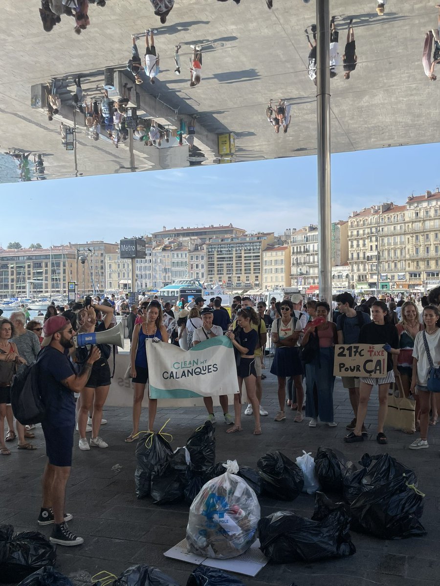ElfiSeiji's tweet photo. Quand @CleanMyCalanque pousse son coup de gueule contre @AMPMetropole et @marseille #propreté #honte https://t.co/4DjvIaIRp4