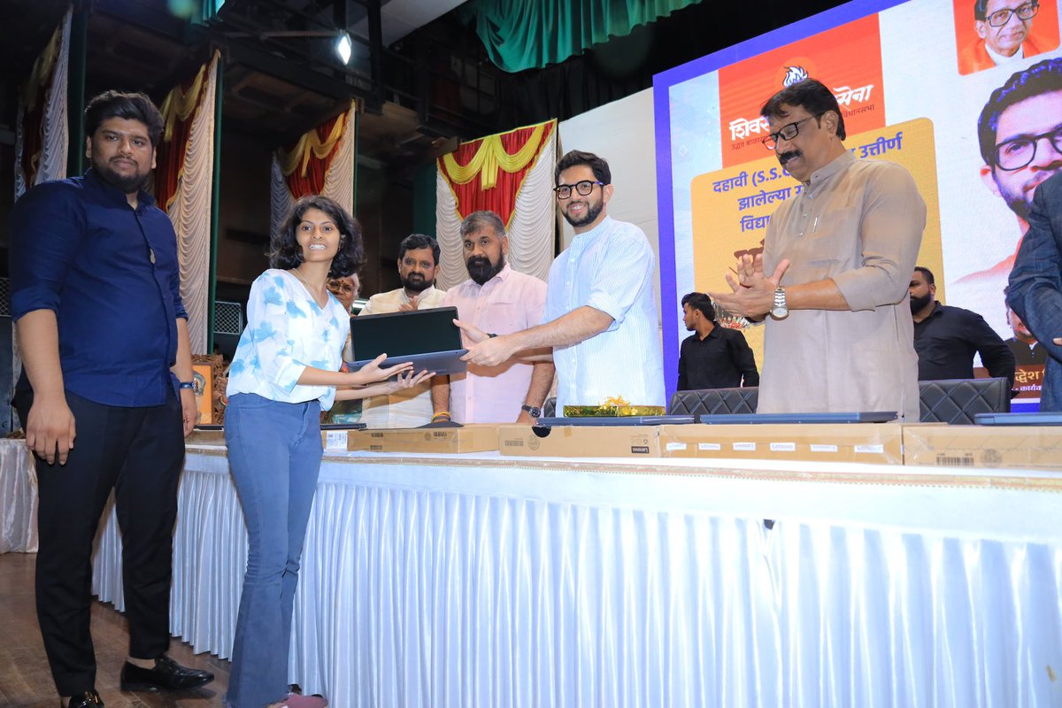 AUThackeray's tweet photo. शिवसेना पक्षप्रमुख मा. श्री. उद्धवसाहेब ठाकरे ह्यांच्या वाढदिवसानिमित्त युवासेना कार्यकारिणी सदस्य @siddheshsunils1 जी ह्यांच्यातर्फे वरळी येथे एसएससी उत्तीर्ण विद्यार्थ्यांसाठी मार्गदर्शन शिबिर आयोजित करण्यात आले होते. ह्या कार्यक्रमास उपस्थित राहून विद्यार्थ्यांशी संवाद साधला. त्यांना मार्गदर्शन केले. तसेच विद्यार्थ्यांना लॅपटॉप आणि सन्मानचिन्ह देऊन गौरव केला.