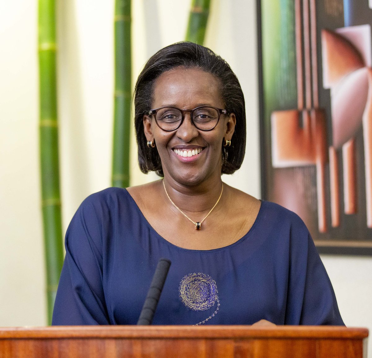 M_Jeffnaldo's tweet photo. Rwanda's First Lady Jeannette Kagame turns 62 years old today ๐
What do you like about her? ๐
#HappyBirthdayFirstLady๐ท๐ผ https://t.co/KSASnUBC3M
