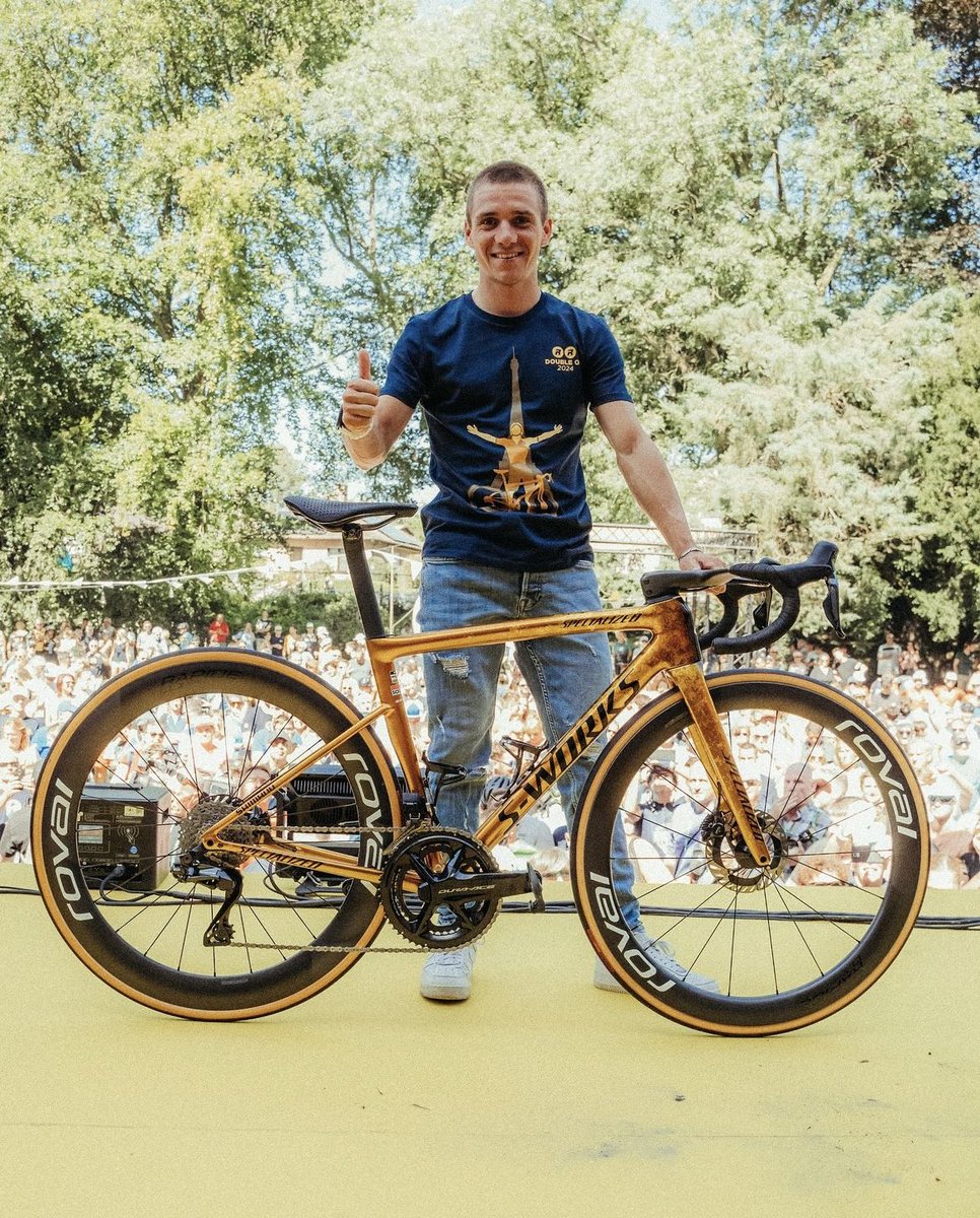 lucxsronald's tweet photo. The double Olympic champion Remco Evenepoel officially presents his new golden bike. 😍 #Paris2024 https://t.co/YeVaj63Mnq
