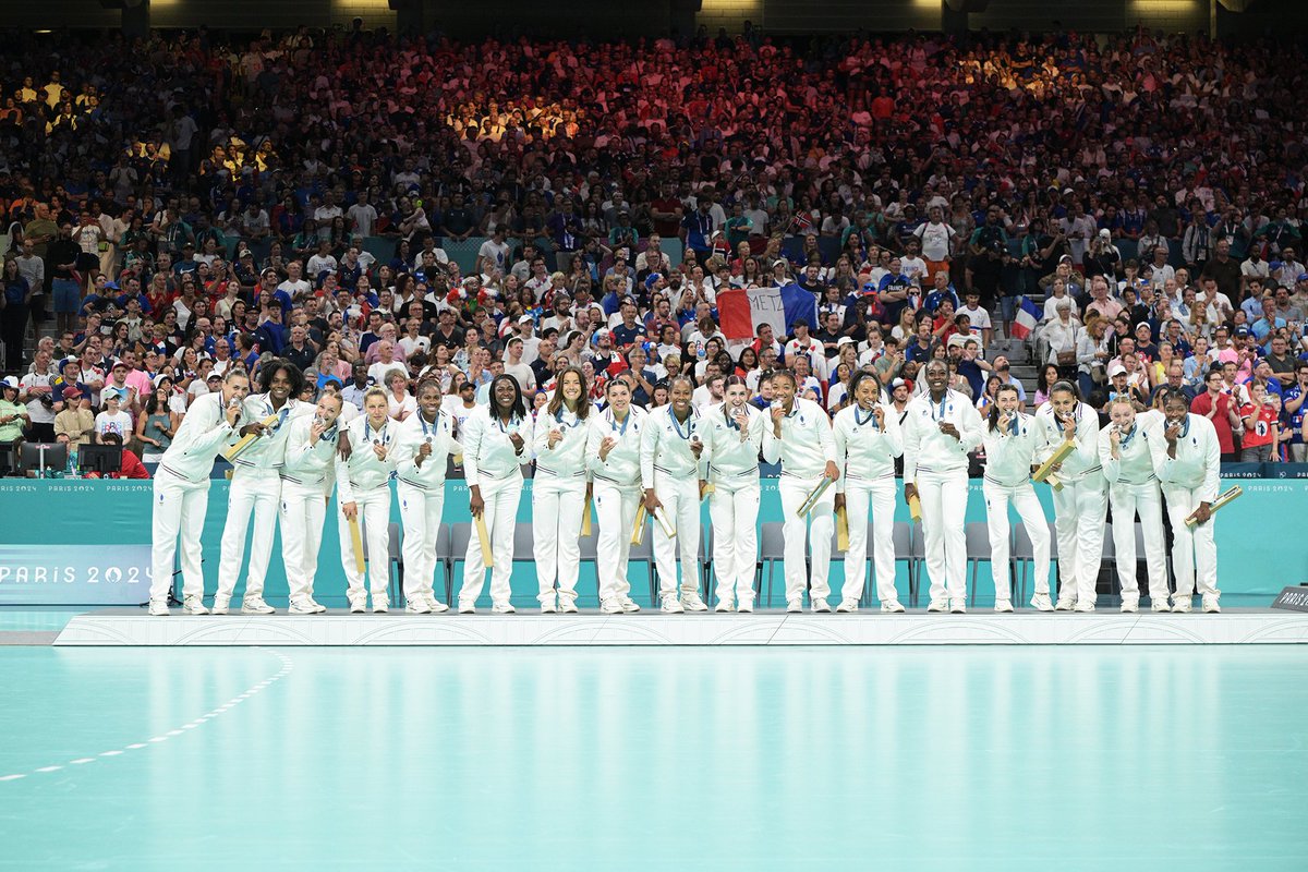 EspritHandball's tweet photo. Merci les Bleues pour les émotions et encore bravo le parcours 💙🤍❤️ 
#Paris2024  #EspritHandball https://t.co/J8JQcfae83