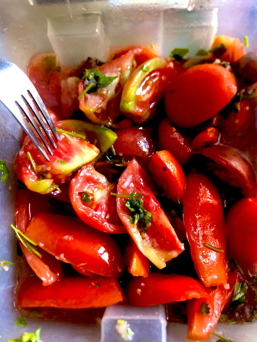 iness90452252's tweet image. Ребят, кто еще не готовил так помидоры- настоятельно рекомендую. Ну просто не оторваться. Сели и съели  за раз пол контейнера))Просто с хлебом. 3 ст л сахара, 1 соли,уксус 25 мл,масло 50 мл, чеснок 2 головки. 1 сладкий перец,чеснок, петрушка. Можно перец острый. Постоять часа 4