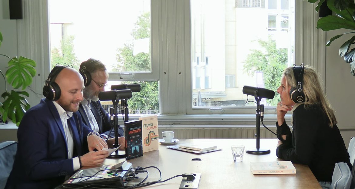 Madelonline's tweet photo. Een tijdje geleden was ik te gast bij @Bart_Collard en Floris van den Berg voor de podcast van De Vrije Gedachte.

In minder dan een half uur bespraken we grote thema’s als de dood, liefde, controle, hokjes en vrijheid. 

Kijk ‘m hier terug! 🫶🏻

https://t.co/N65Sgfzsec https://t.co/kmBvjLk68H
