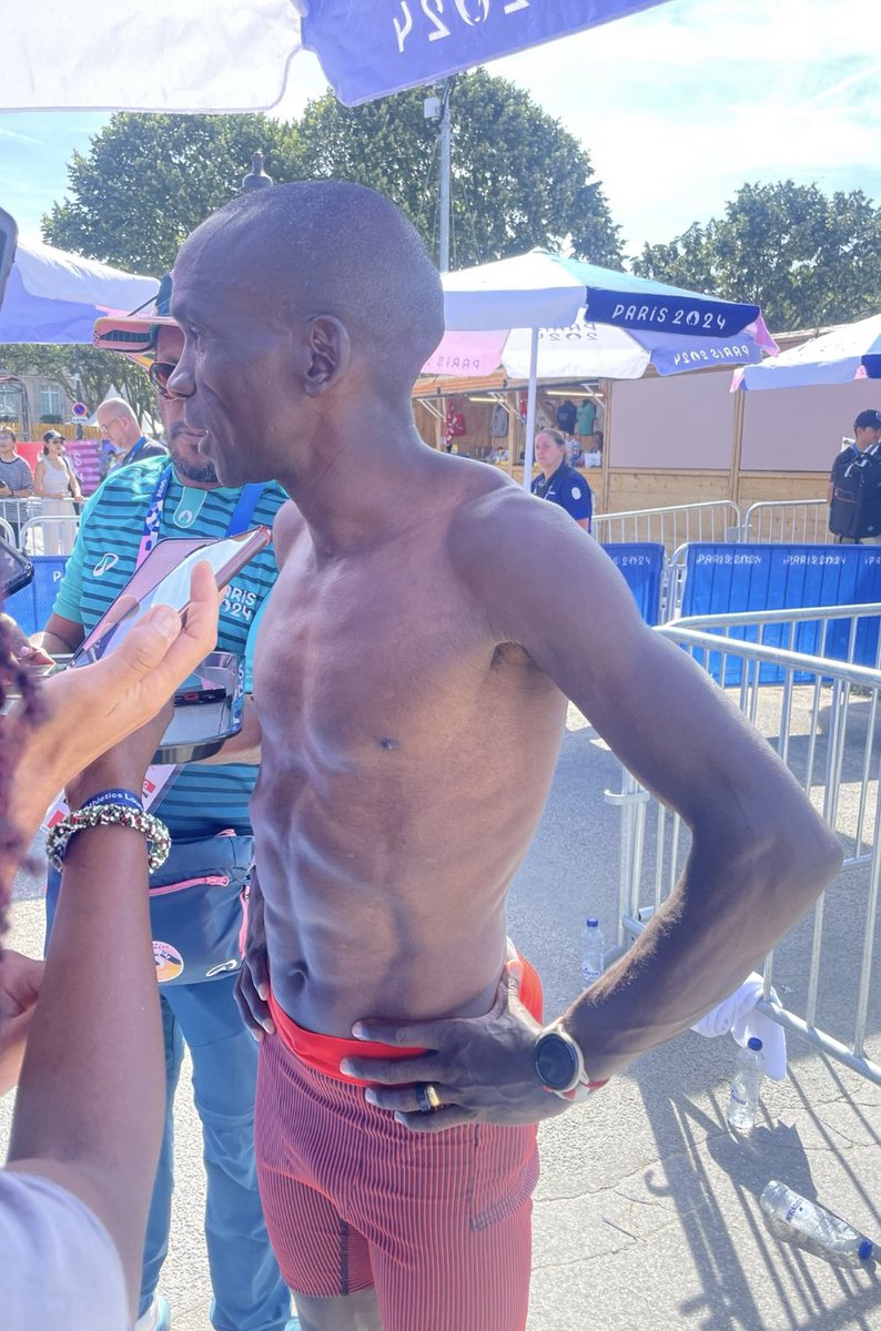 🥹🇰🇪Qué momento hoy con Eliud Kipchoge. Pasado el kilómetro 32, muy rezagado, con dolores lumbares, asumida la imposibilidad de su tercer oro en maratón y quinta medalla olímpica, esperó parado que pasara el último rival y abandonó. Regaló todo menos los shorts a los aficionados.