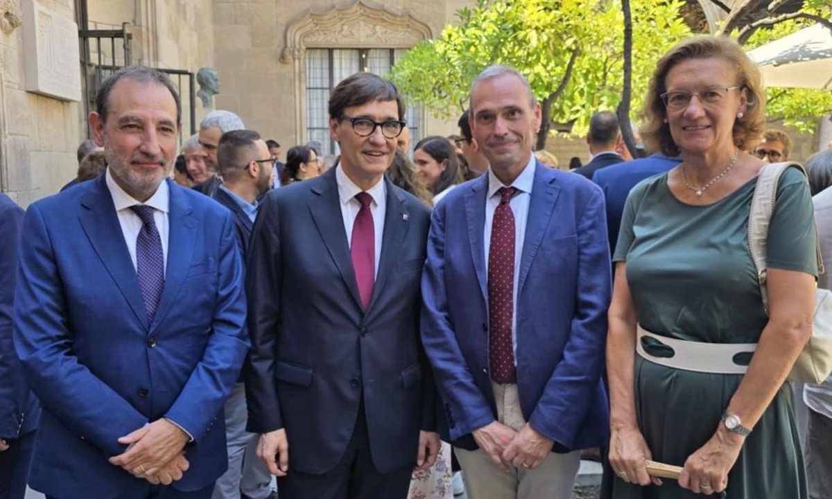 UnitsCat's tweet photo. En la recepció al Pati dels Tarongers de Palau de la #Generalitat de Catalunya, amb motiu de la presa de possessió del MH President @salvadorilla. Enhorabona, President!

@Ramon_Espadaler 
@xavierguell
Helena Isábal https://t.co/mbST3fUn4C