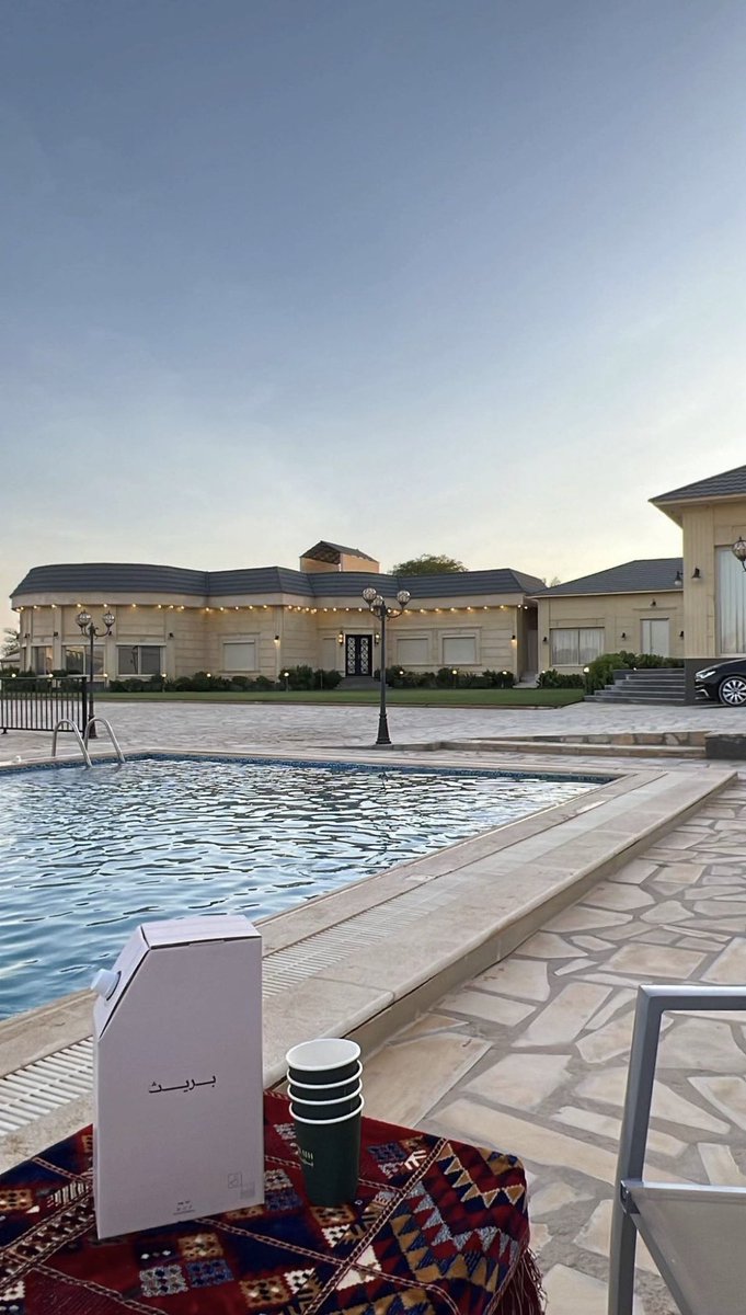 لا تنقل هموم البشر وتحاتي ظروف الزمان
" خلك بجوّك واترك العالم تعيش بجوّها ".