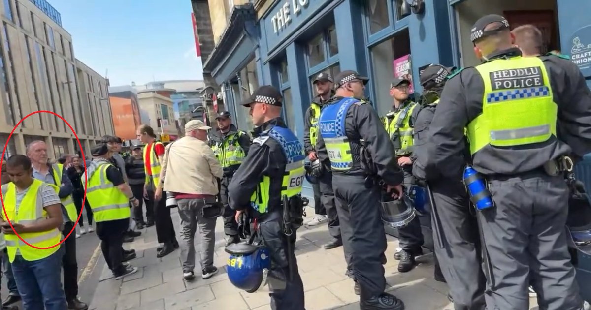 Leftwant2bRight's tweet photo. Here's Communist Anarchist #HopeNotHate #TWAFA SWP/TUC #MikeBowman outside of the Lowther in #Newcastle with plastic Labour bouncer #JonathanProctor who have a long history of protesting together. https://t.co/bfLaTZP5kj