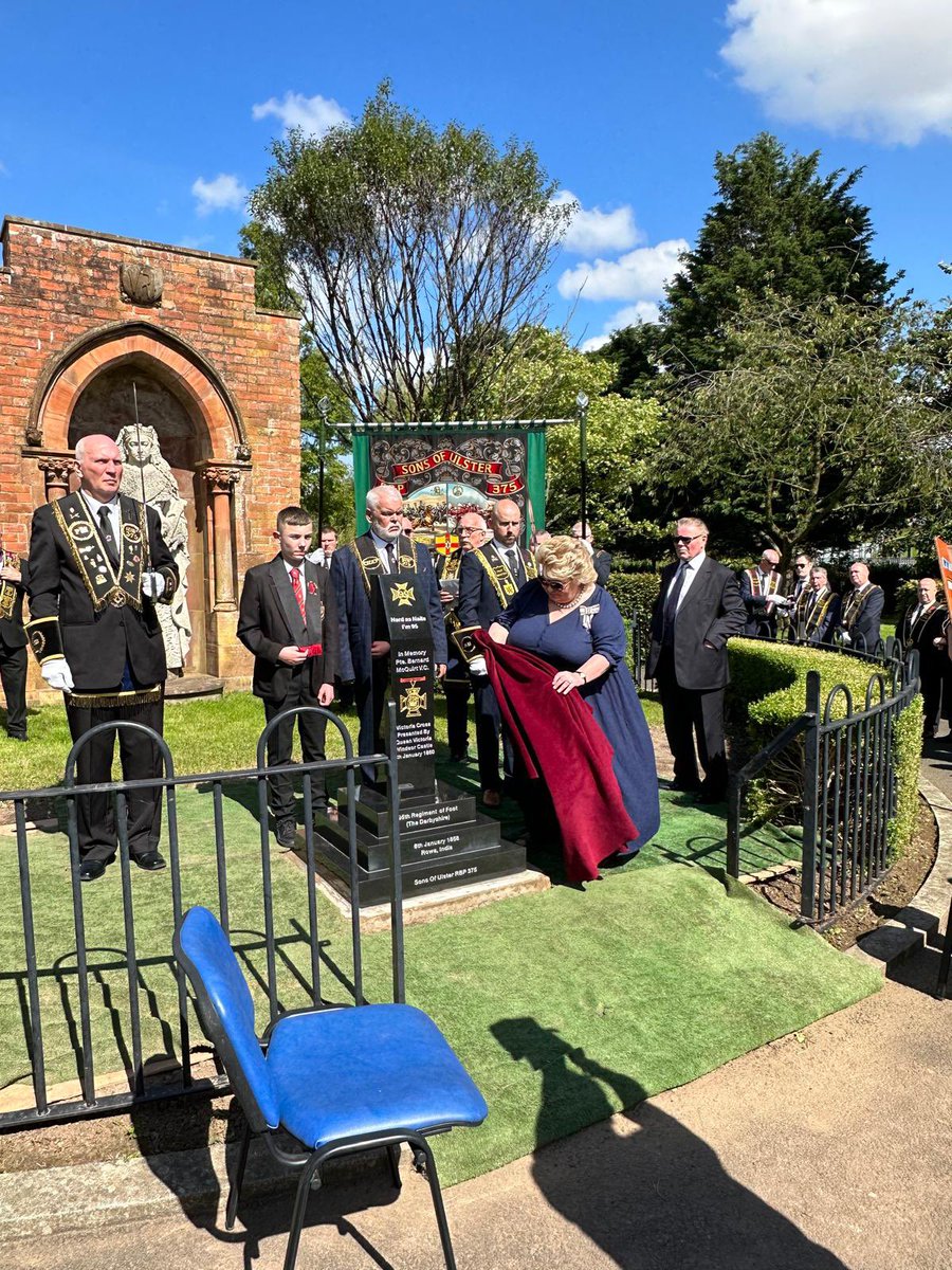 BLieutenancy's tweet image. A privilege to unveil the memorial to Private Bernard McQuirt VC in Belfast's historic Shankill cemetery . Congratulations to Sam Coulter and RBP 375 on this great project and @MercianRegiment commemorating their first VC. A most dignified and moving event.