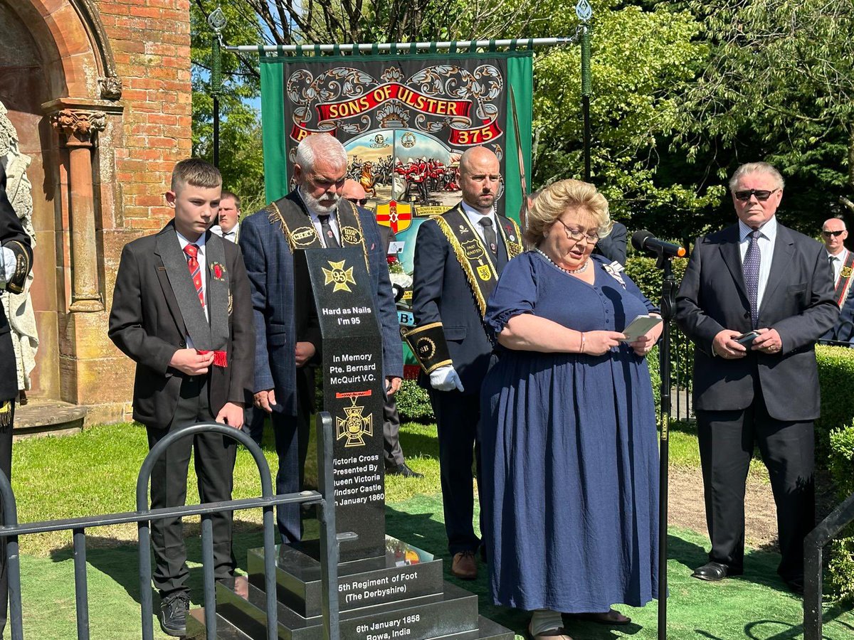 BLieutenancy's tweet image. A privilege to unveil the memorial to Private Bernard McQuirt VC in Belfast's historic Shankill cemetery . Congratulations to Sam Coulter and RBP 375 on this great project and @MercianRegiment commemorating their first VC. A most dignified and moving event.