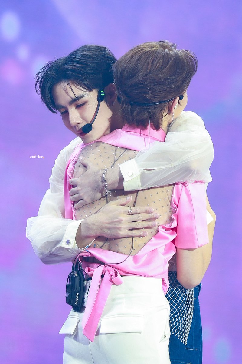 zunrisezn's tweet photo. เขารักกันมากกกกก🥺💓 

240810  NUNEW AT IMPACT  #NuNew1stConcertDay1 
#ZeeNuNew https://t.co/3M8BBdG3lO