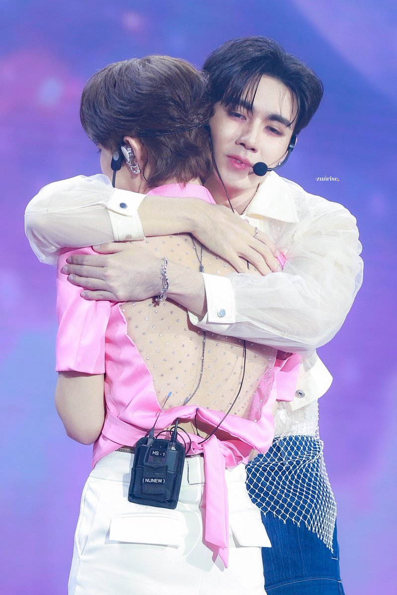 zunrisezn's tweet photo. เขารักกันมากกกกก🥺💓 

240810  NUNEW AT IMPACT  #NuNew1stConcertDay1 
#ZeeNuNew https://t.co/3M8BBdG3lO