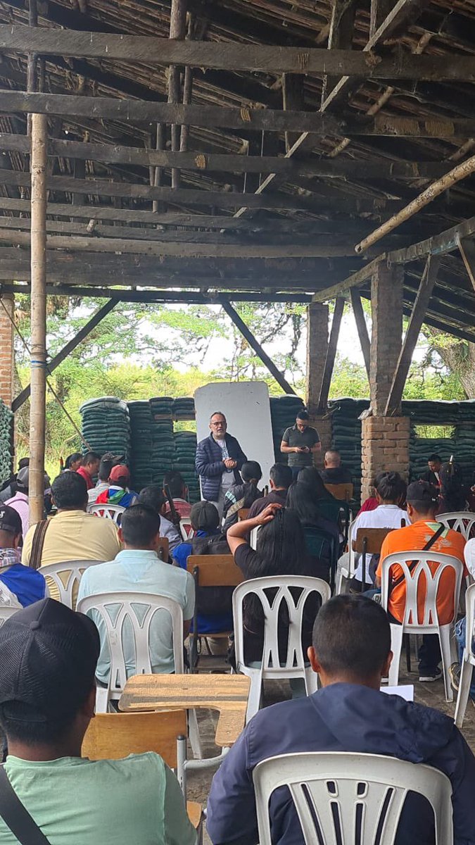 Indepaz's tweet photo. La Guardia indígena ambiental del resguardo Huellas en Caloto, un ejemplo de empoderamiento, medida de autoprotección y pacto con la naturaleza.
Hacienda la Emperatríz, Caloto, Cauca. 10/08/24
@ACIN_Cauca @CRIC_Cauca
#InspiraPaz https://t.co/VhXY3WgemL