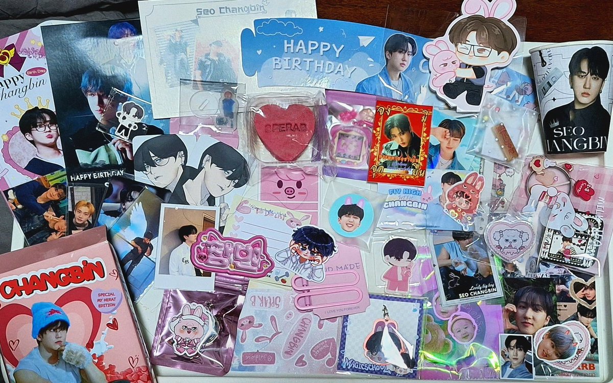 รวมของทั้งหมดวันนี้ที่ได้จาก 2 เฟ่ เนื่องในวันเกิดบิ้น 🥺💖 เยอะแบบวางไม่พอ สัมผัสได้ถึงความตั้งใจในทุกชิ้นเลยค่ะ เพราะว่าความรักถึงทำสิ่งที่มหัศจรรย์ขนาดนี้ขึ้นมาได้ ขอบคุณทุกความรักที่มีต่อชางบินจริง ๆ นะคะ

#TheJutdaeKingChangbinDay
#오늘_창빈생일_다다rr랐지
#HappyChangbinDay