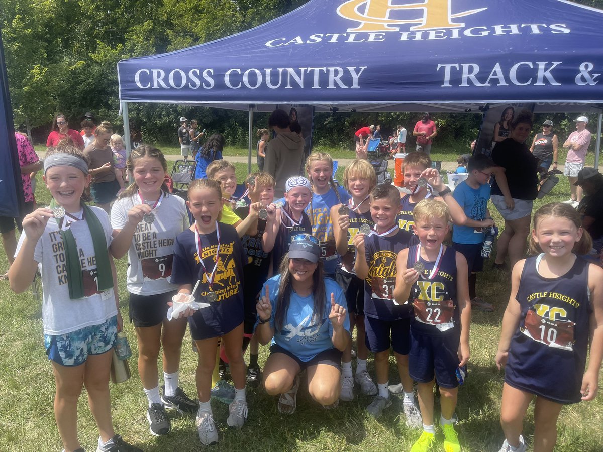 CastleHeights2's tweet photo. Congratulations to our CH running team on a great day!
#CHknights #CHrocks https://t.co/ANNSindkQ2