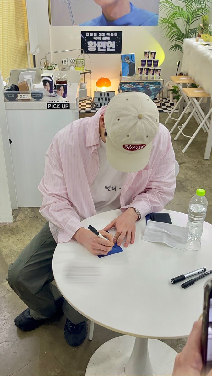 이 날씨에도 좋은 향기 나는 
뽀송 연핑크 훤칠 미남은 존재하는구나 ..