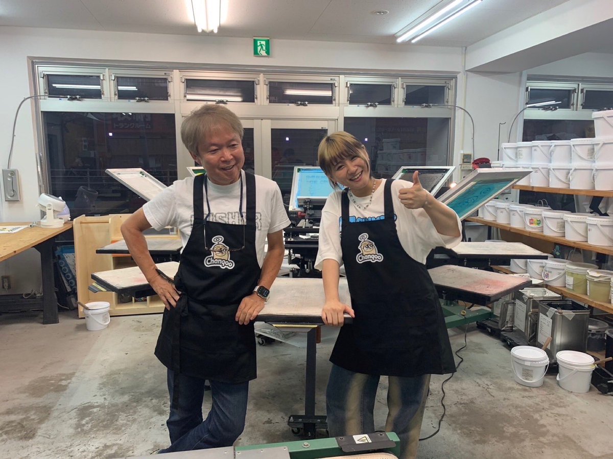 haraBCN_sunchan's tweet photo. Chanqoo WORK SHOP🌈
選ばれし16名のChanqooフレンズのみなさん
今日はありがとうございました✨✨

シルクスクリーン体験はいかがでしたか？😌

自分の手で刷った1枚のTシャツ
なんだか愛着が湧きますね❣️👶🏽

そして工場長👷🏽‍♂️とパシャリ📸！
Chanqooの商品はFactory antで作られています🌟antのみなさんにはいつも感謝です！
そして今回も、貴重な機会を与えてくださり感謝です🙏🏼❤️‍🔥

今日のシルク体験がみなさんの夏の思い出になったら嬉しいな☀️

改めてありがとうございました！
暑さに気をつけて、素敵な夏をお過ごしください〜！！！！！！！👍🏼✨

#Chanqoo