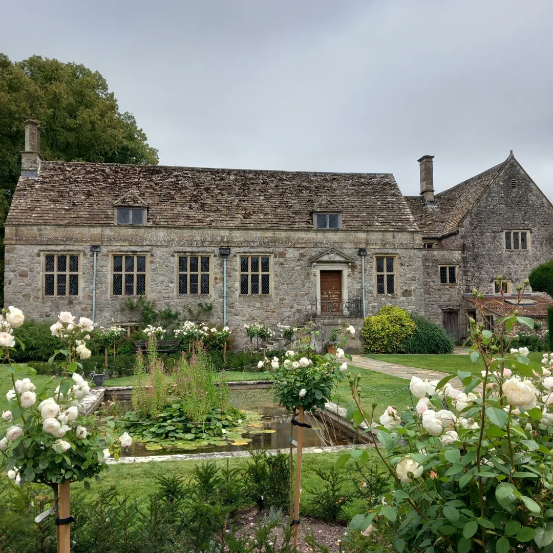 lazyperfection's tweet photo. Avebury Manor and Gardens #nationaltrust #avebury #wiltshire #localtourists #flowers #summer #inbloom #nature @nationaltrust @AveburyNT @VisitWiltshire https://t.co/3esq7CMJna