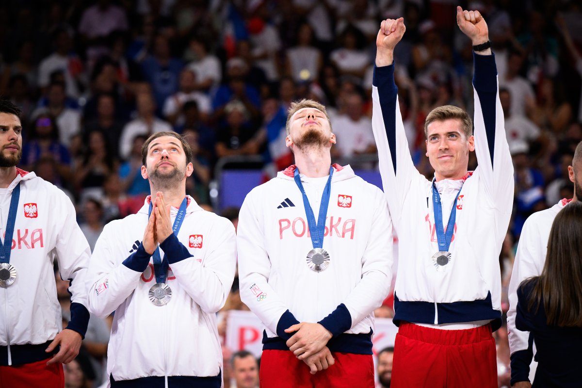 PolskaSiatkowka's tweet photo. Serca rosną na widok srebrnych medali na szyjach reprezentantów Polski 🇵🇱
Tak właśnie prezentują się 𝐖𝐢𝐜𝐞𝐦𝐢𝐬𝐭𝐫𝐳𝐨𝐰𝐢𝐞 𝐎𝐥𝐢𝐦𝐩𝐢𝐣𝐬𝐜𝐲 🥈

#teamPL #Paryż2024

📸 Polska Siatkówka / @connykurth https://t.co/9O3vqlqICw