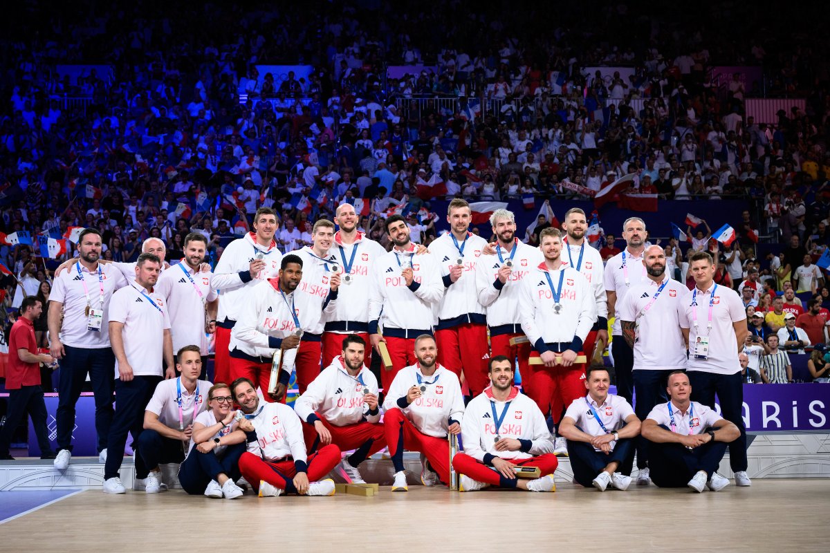 PolskaSiatkowka's tweet photo. Serca rosną na widok srebrnych medali na szyjach reprezentantów Polski 🇵🇱
Tak właśnie prezentują się 𝐖𝐢𝐜𝐞𝐦𝐢𝐬𝐭𝐫𝐳𝐨𝐰𝐢𝐞 𝐎𝐥𝐢𝐦𝐩𝐢𝐣𝐬𝐜𝐲 🥈

#teamPL #Paryż2024

📸 Polska Siatkówka / @connykurth https://t.co/9O3vqlqICw