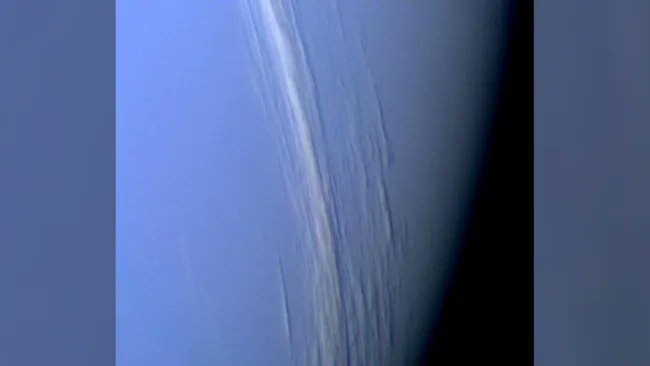 AdAstrum24's tweet photo. Imagen en color de la sonda  Voyager 2 que proporciona pruebas de las nubes brillantes de Neptuno (Crédito Nasa) #AMDG https://t.co/85H6N1WOlj