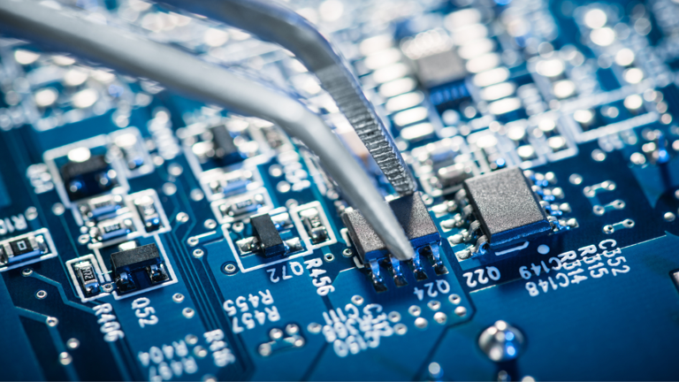 rfinney's tweet image. .@MIT 's breakthrough #transistor could be game-changer for electronics

It is built from a #ferroelectric material that is ultrathin and separates positive and negative charges into different layers. This makes the transistors denser and more durable.

msn.com/en-us/news/tec…