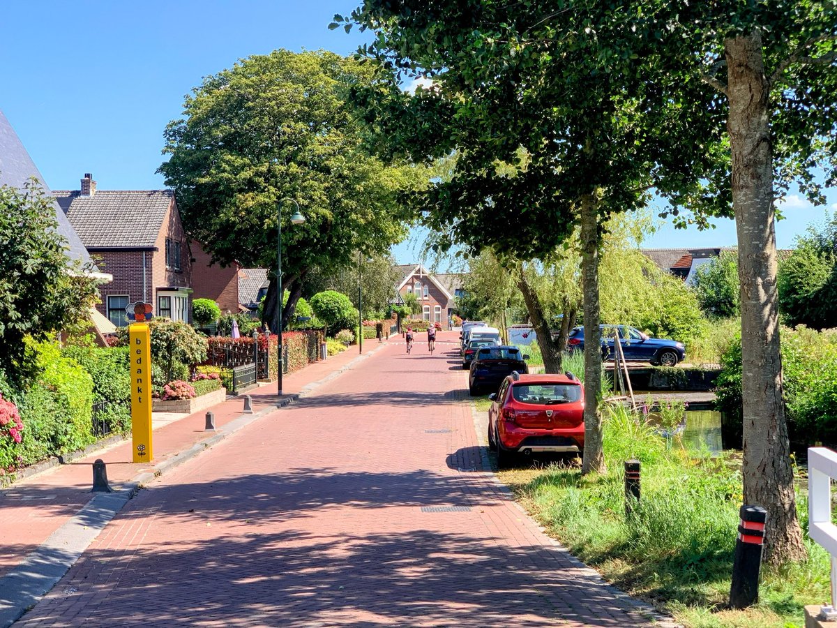 У мужа ностальгическое настроение, скатались в деревню, где его семья жила, когда ему было 6-8 лет. Потом они оттуда уехали, ибо делать там нечего, да и сама деревня весьма депрессивная. 
Внимание, депрессивная деревня: