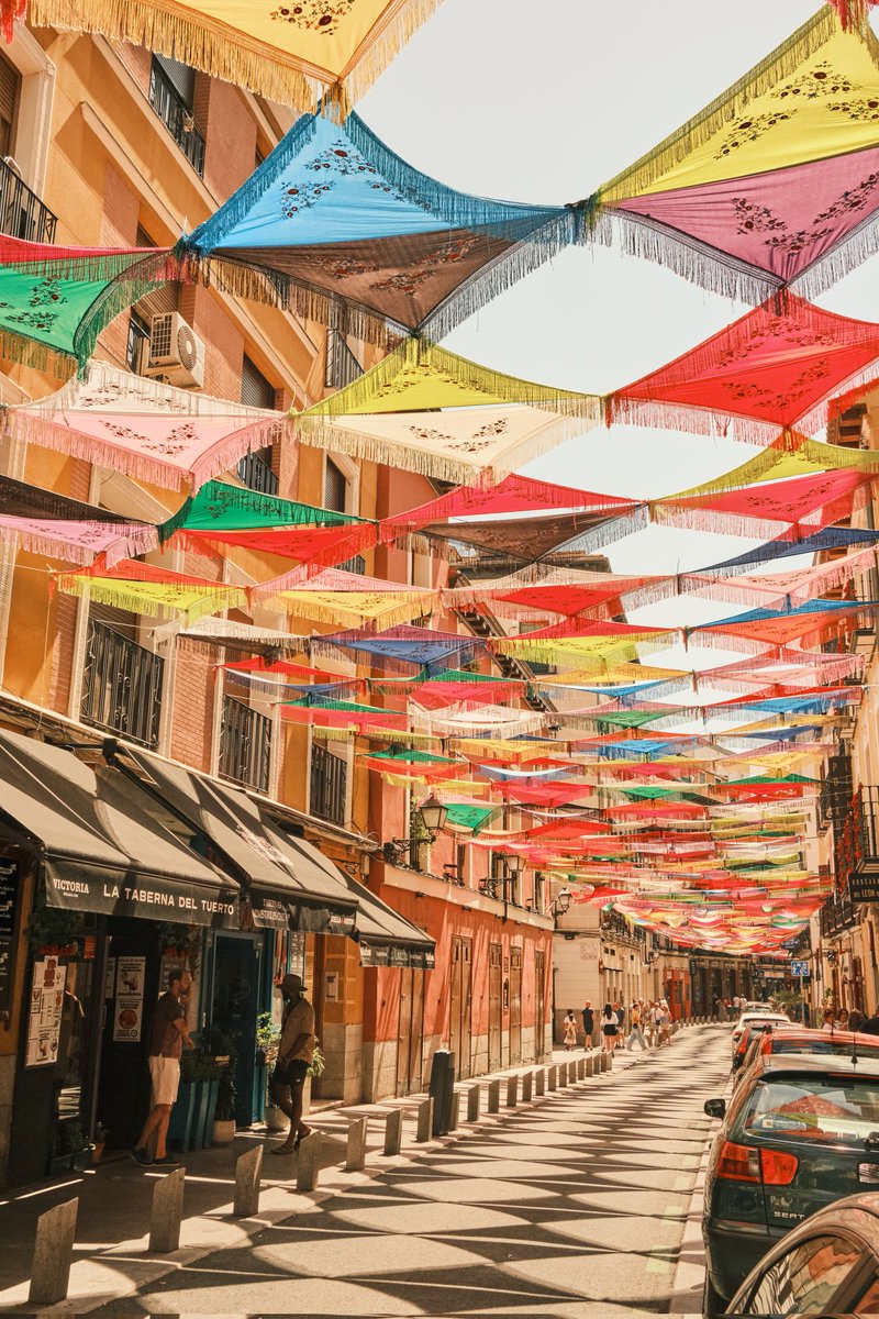 gatopormadrid's tweet photo. Todo está preparado para las fiestas de San Lorenzo de Madrid. 

Así estaba la Cava Baja de Madrid esta mañana. https://t.co/qe9QbgjnqW