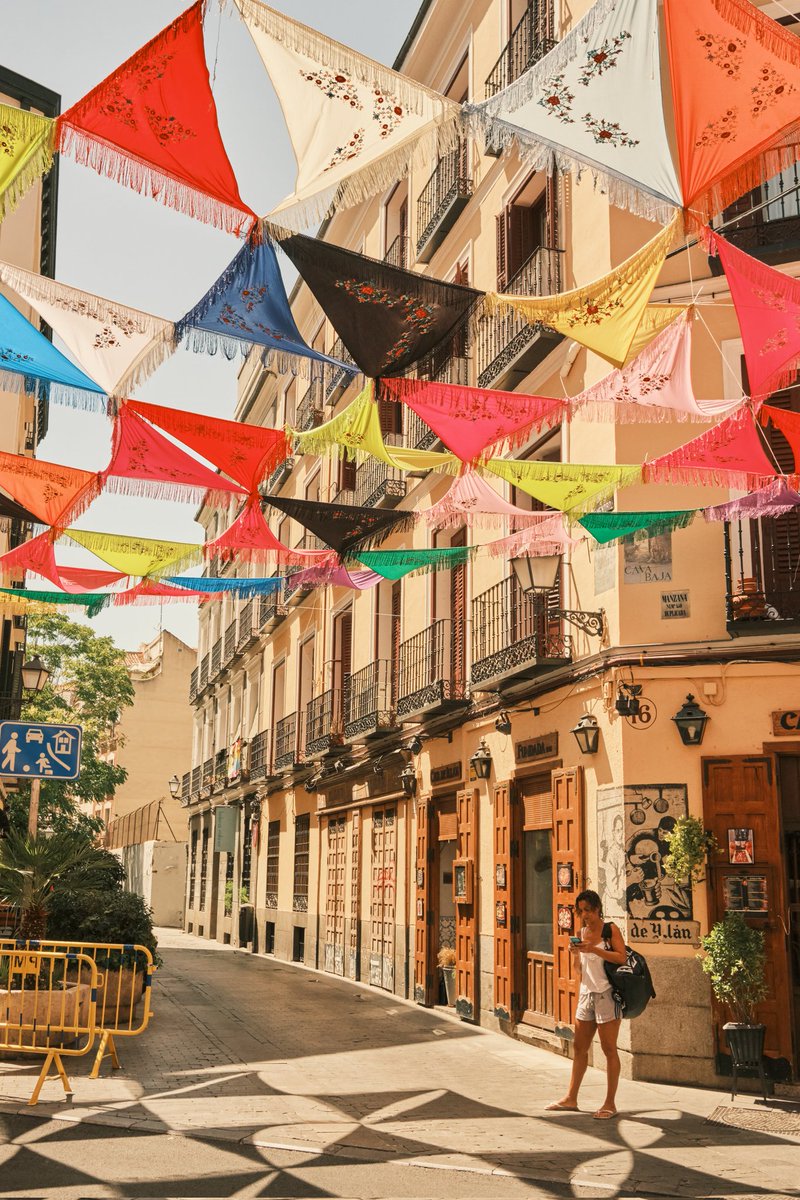 Todo está preparado para las fiestas de San Lorenzo de Madrid. 

Así estaba la Cava Baja de Madrid esta mañana.