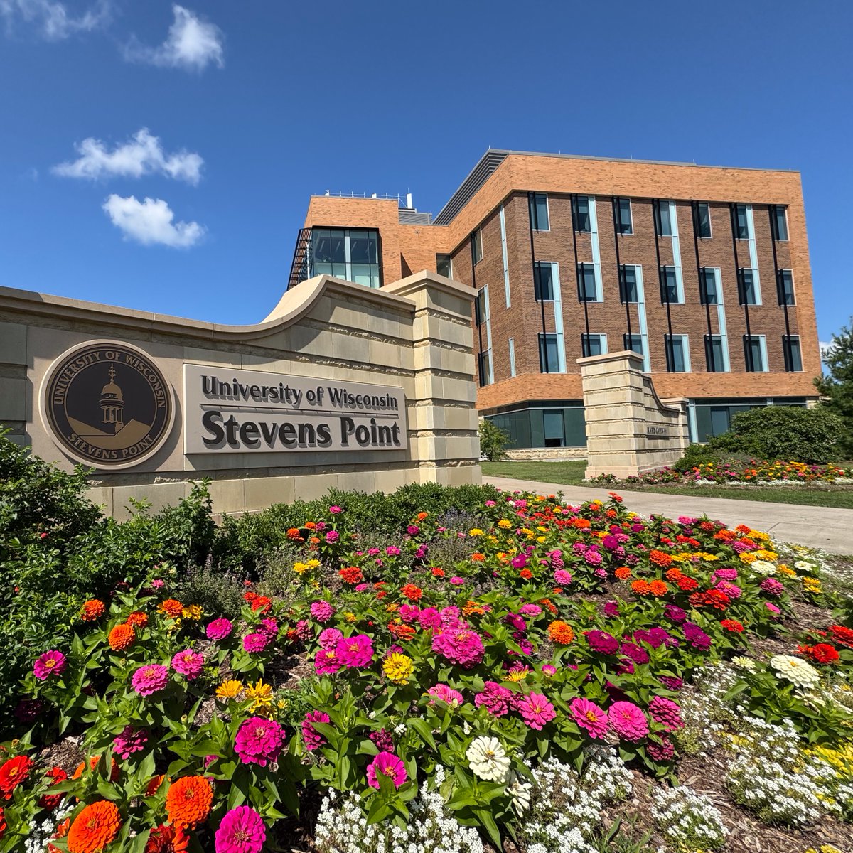 Summer is in full bloom here at #UWSP! 💐 🌹 🌼