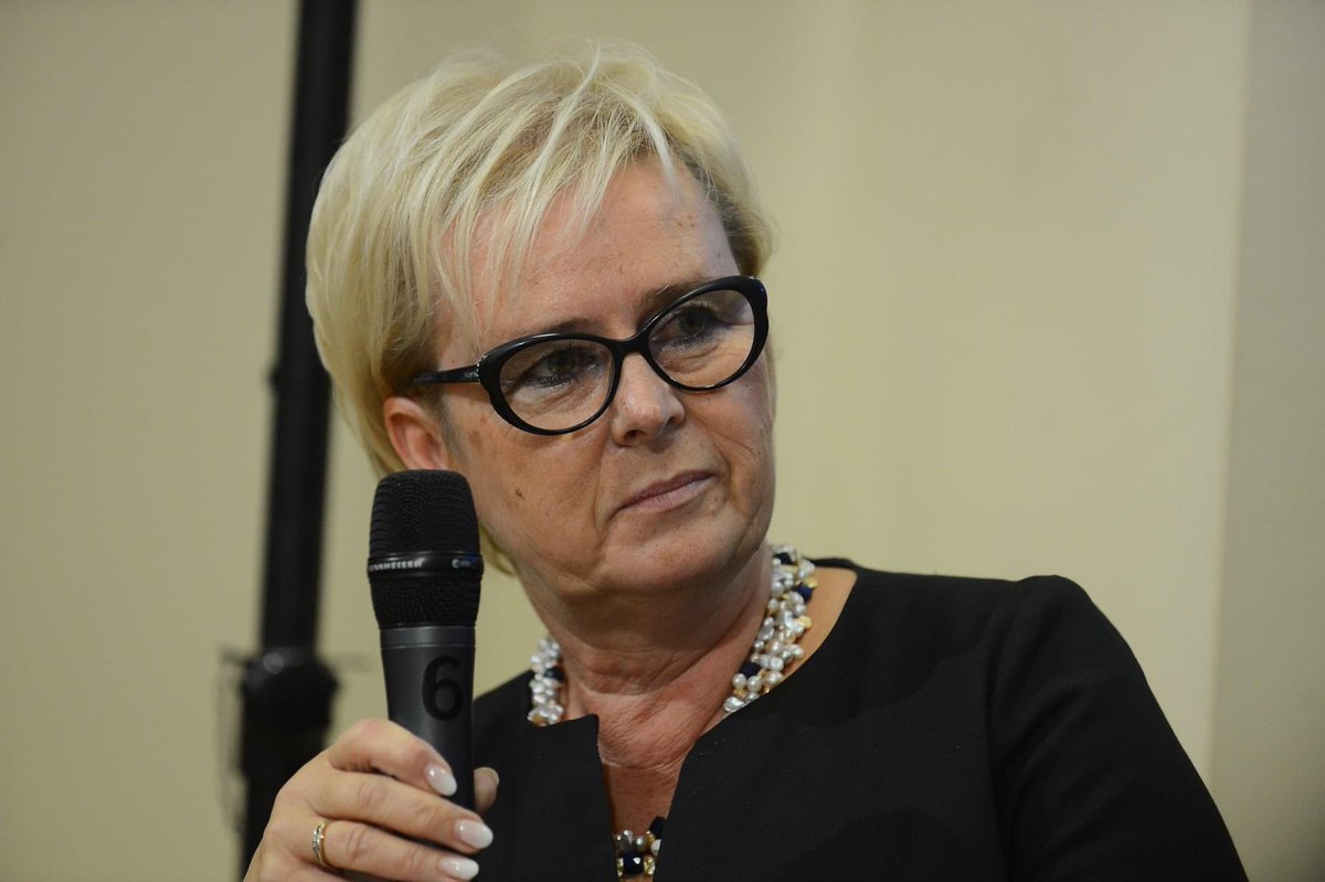 ciesiolkiewicz's tweet photo. Dzisiaj przyszła smutna wiadomość o odejściu Posłanki Katarzyny (Izabeli) Mrzygłockiej. Pisze tu wielu znających Katarzynę od dziesiątek lat. Napiszę tylko, że inspiracja #KongresPRACA z Prof. @pawelkowalpl 
@FundacjaMISO #kdskig 
narodził się podczas konf.programowej 2019 w PKiN w Warszawie, na którym dzięki zaproszeniu śp. Katarzyny organizowaliśmy wspólnie debaty w obszarze #praca. Poniżej m in.  Dr Piotr Ostrowski, @WojewodkaMarcin
