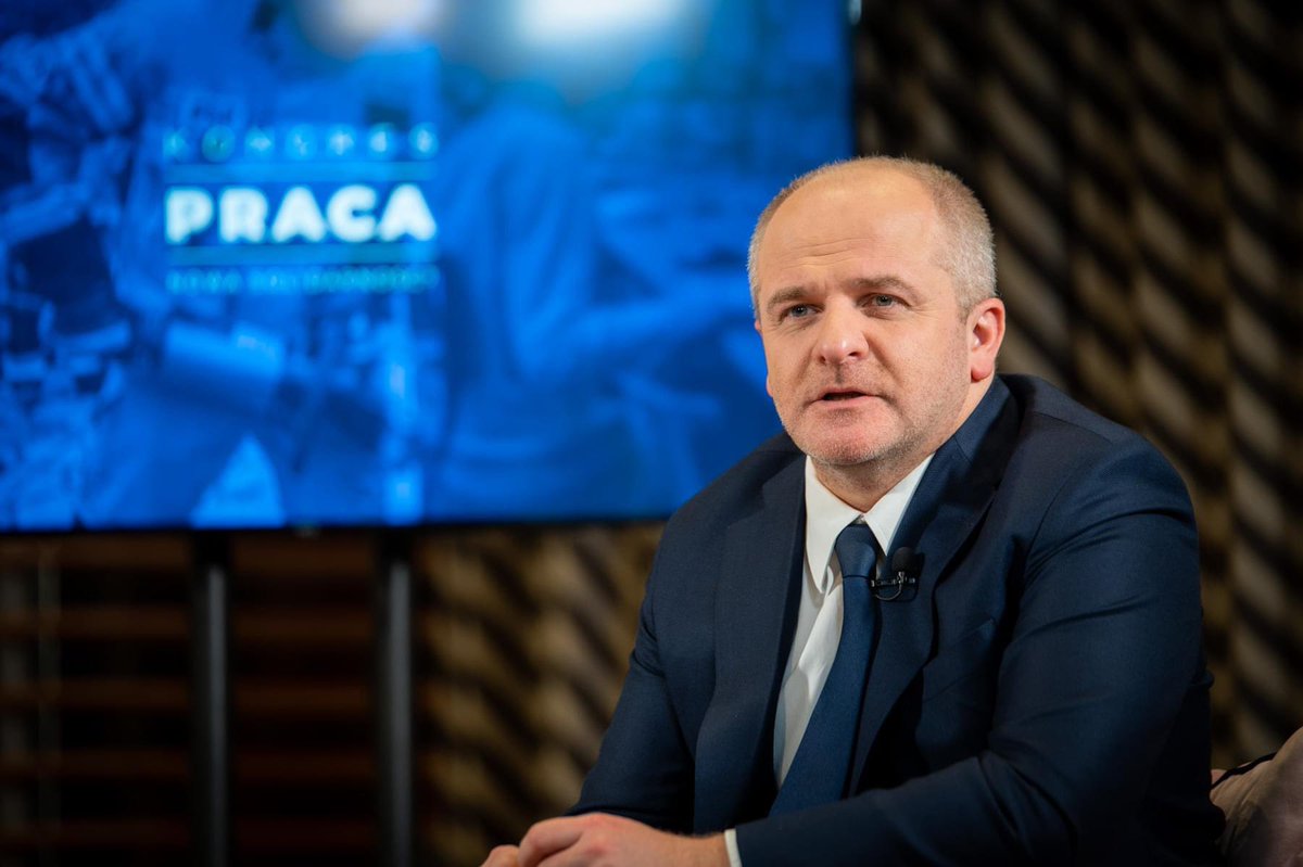 ciesiolkiewicz's tweet photo. Dzisiaj przyszła smutna wiadomość o odejściu Posłanki Katarzyny (Izabeli) Mrzygłockiej. Pisze tu wielu znających Katarzynę od dziesiątek lat. Napiszę tylko, że inspiracja #KongresPRACA z Prof. @pawelkowalpl 
@FundacjaMISO #kdskig 
narodził się podczas konf.programowej 2019 w PKiN w Warszawie, na którym dzięki zaproszeniu śp. Katarzyny organizowaliśmy wspólnie debaty w obszarze #praca. Poniżej m in.  Dr Piotr Ostrowski, @WojewodkaMarcin