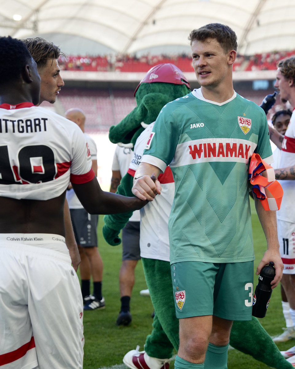 VfB's tweet photo. Fröhliche Gesichter nach Abpfiff >>>

#VfB | #VfBOpening | #VfBATH https://t.co/i526ZK1fFu