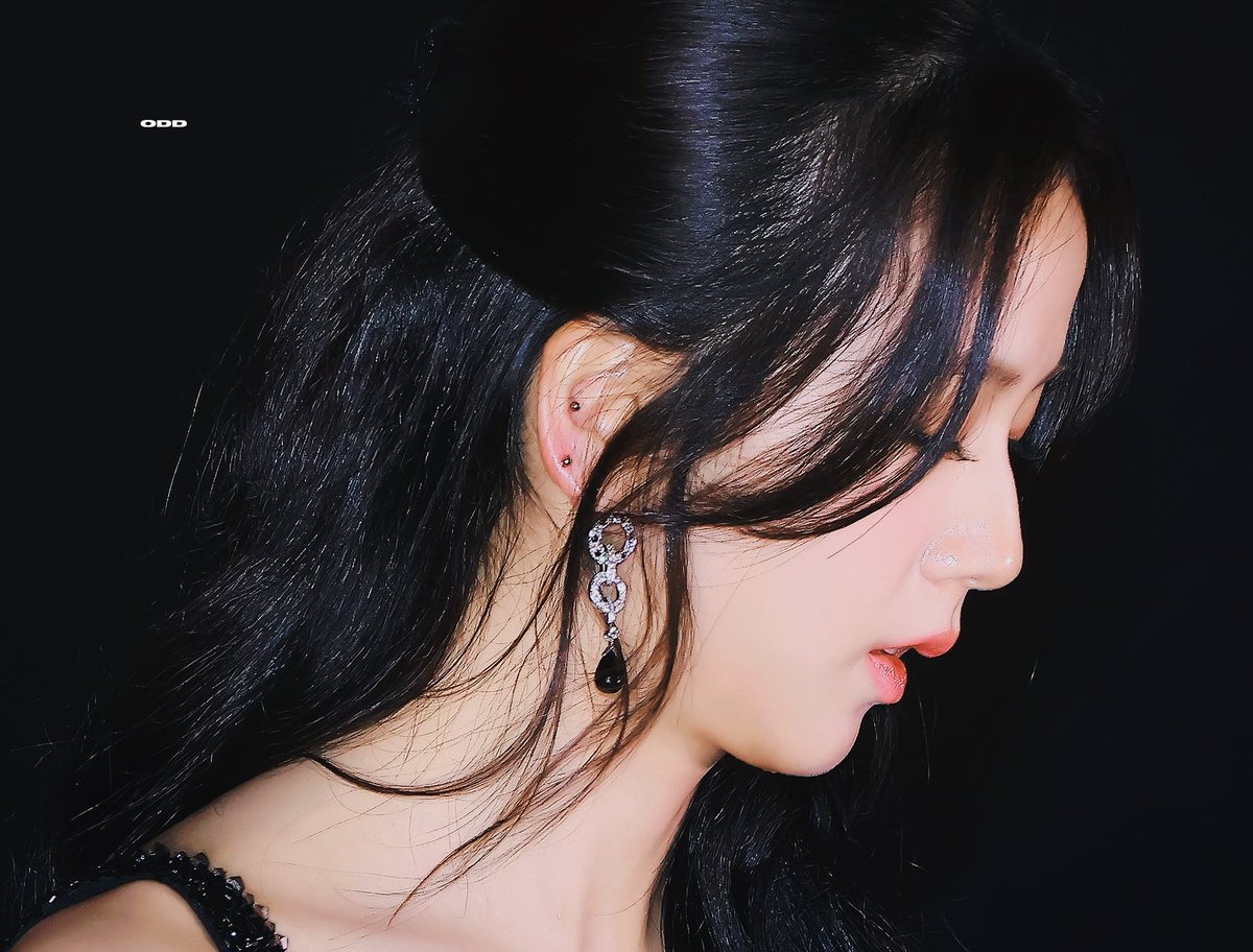 jisoospic's tweet photo. jisoo has the prettiest side profile in the world https://t.co/ux6hGQrvKV